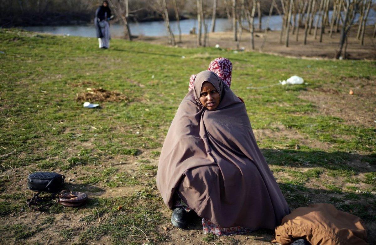 Meriç Nehri'ni geçmeyi bekleyen çocuklar