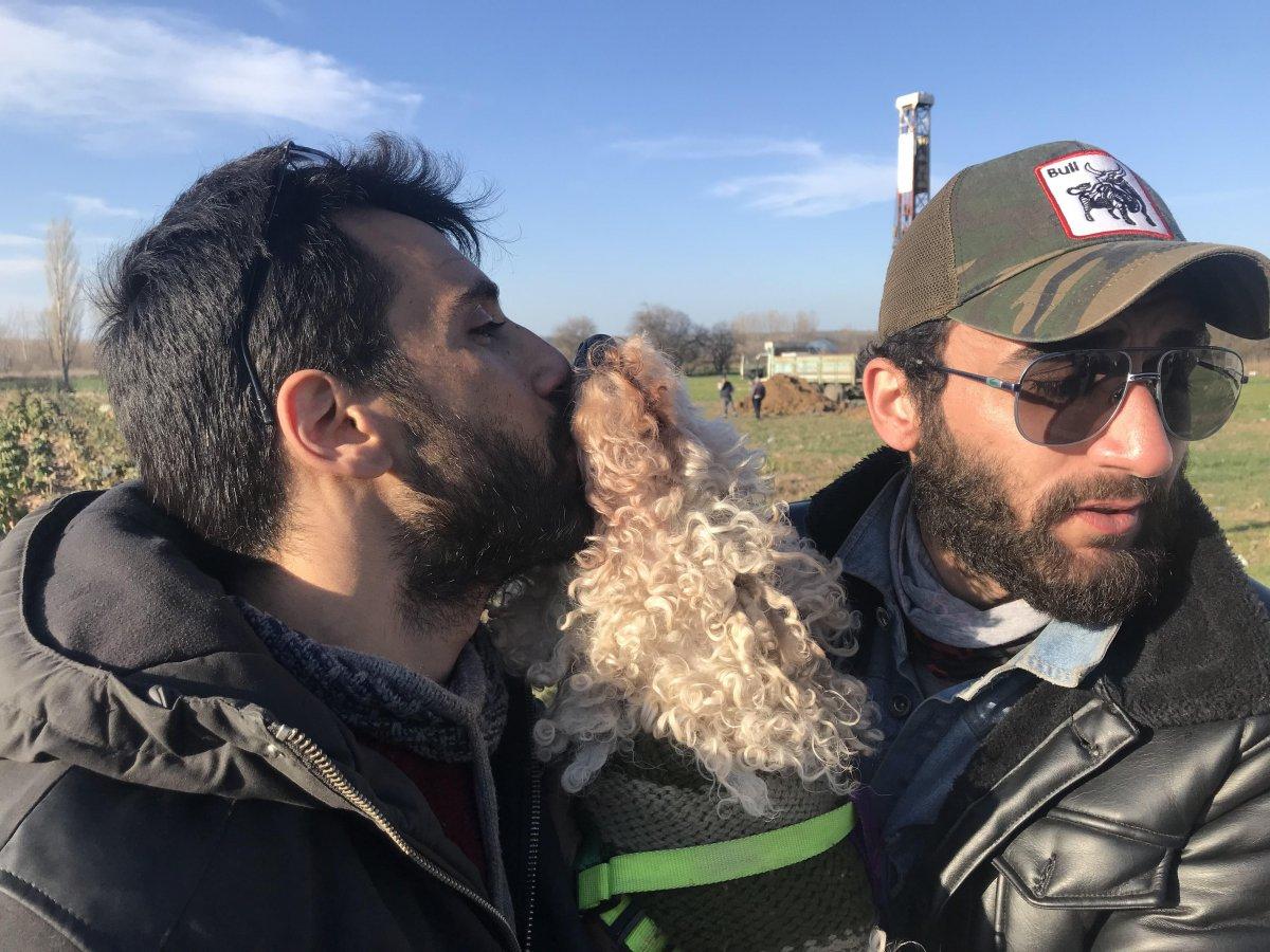 Kedi ve köpeğiyle vedalaşıp sınırı geçti