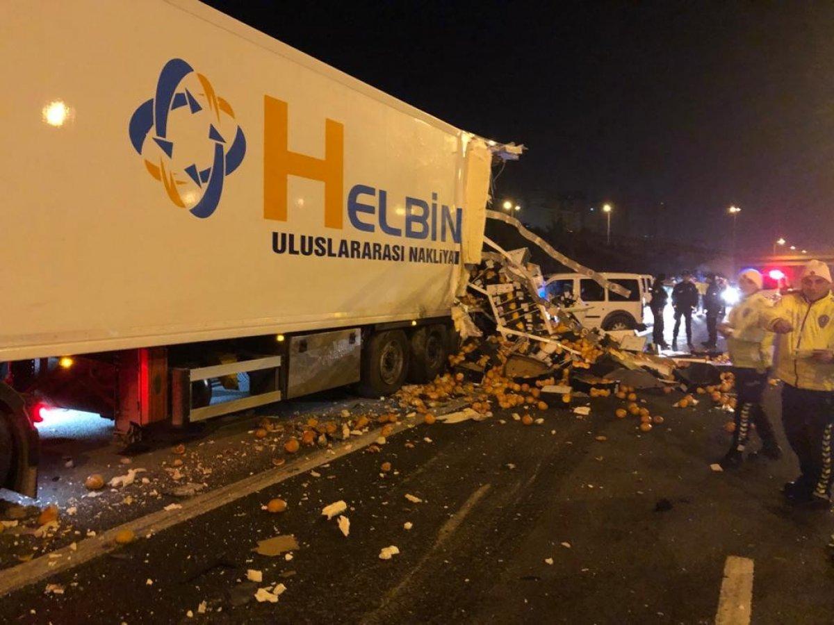 Ankara'da yol kenarındaki tıra başka tır çarptı: 2 ölü