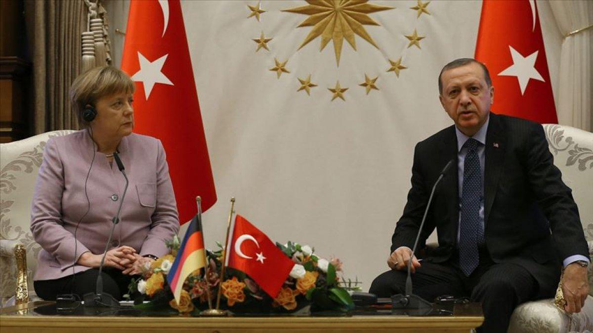 Erdoğan, Merkel ile görüştü