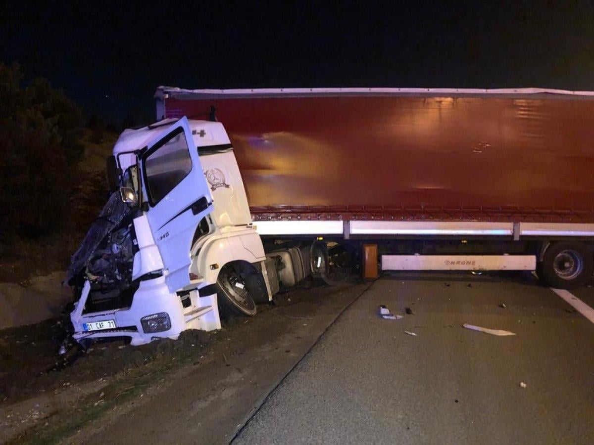 Ankara'da yol kenarındaki tıra başka tır çarptı: 2 ölü