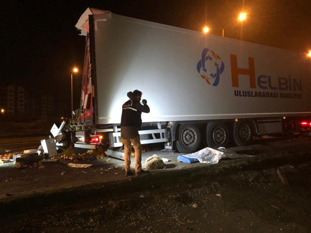 Ankara'da yol kenarındaki tıra başka tır çarptı: 2 ölü