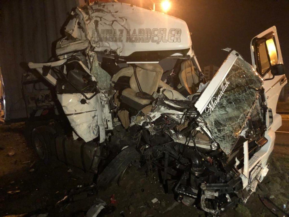 Ankara'da yol kenarındaki tıra başka tır çarptı: 2 ölü