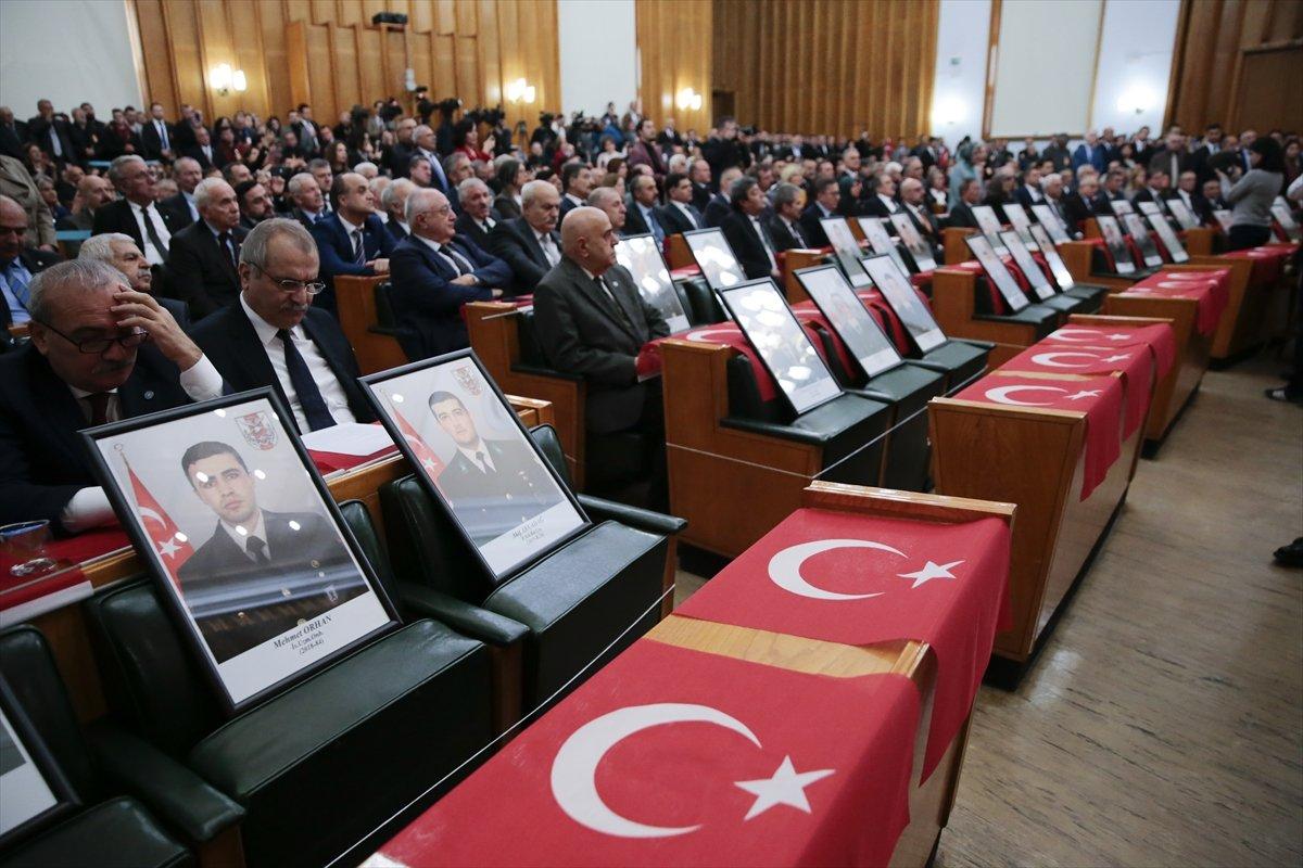 Meral Akşener kürsüden ağlayarak indi