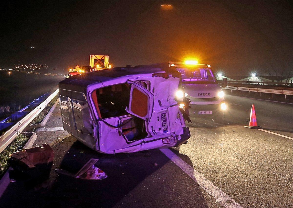 Bursa'da göçmenleri taşıyan minibüs devrildi