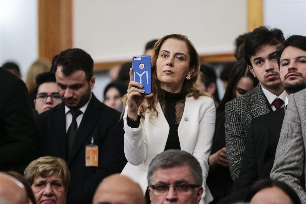 Meral Akşener kürsüden ağlayarak indi