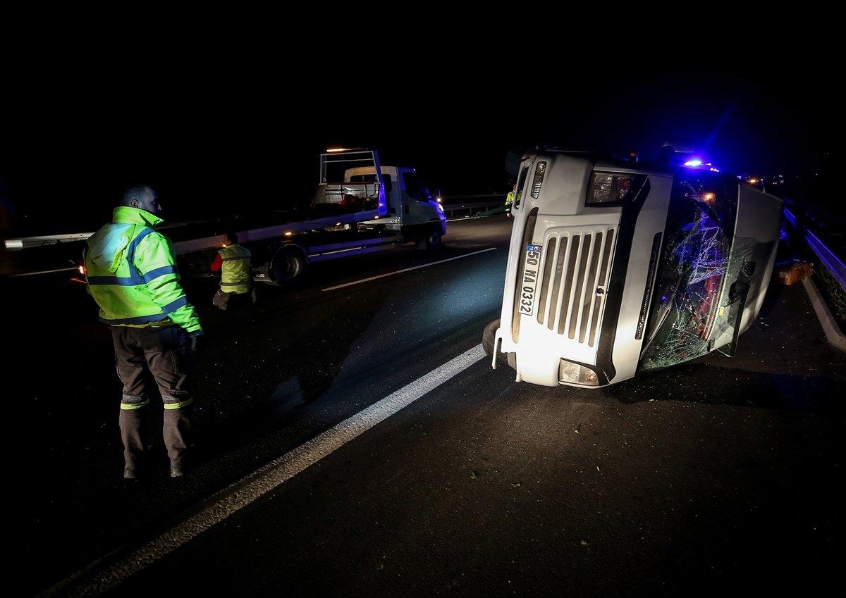 Bursa'da göçmenleri taşıyan minibüs devrildi