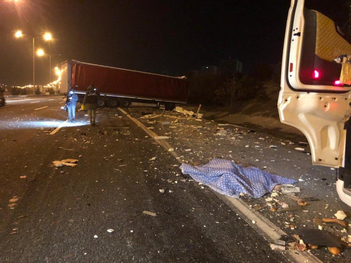 Ankara'da yol kenarındaki tıra başka tır çarptı: 2 ölü