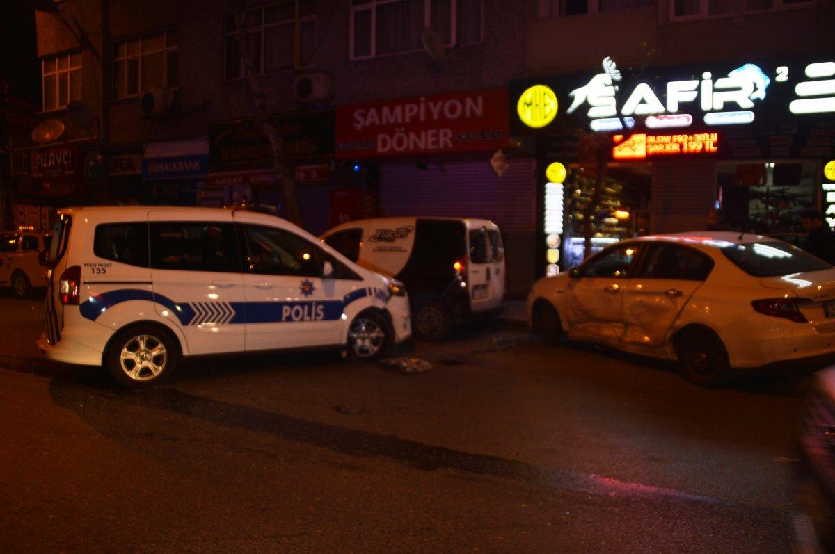 Polis aracına çarpan şahıslar kaçarken kaza yaptı