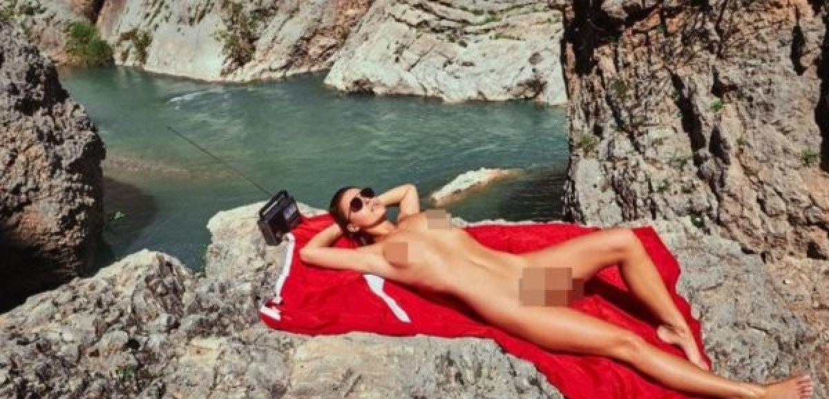 Ayasofya'da çıplak poz veren mankene yakalama kararı