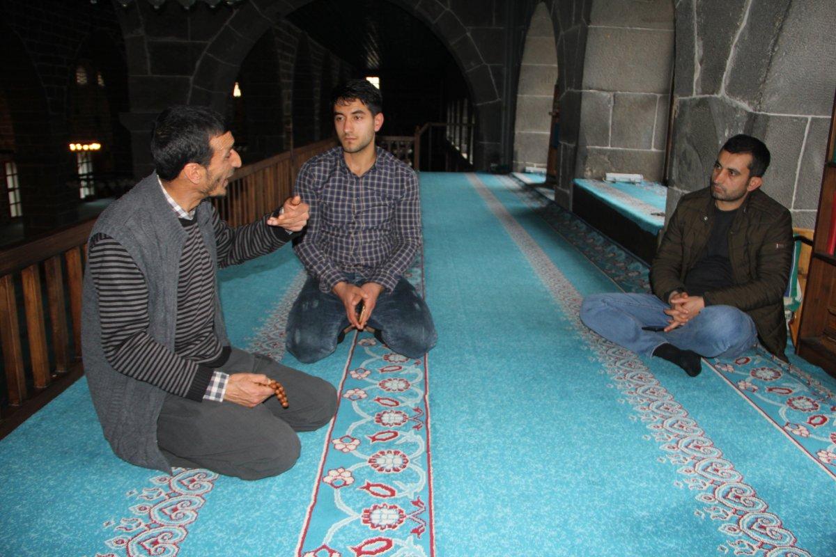 Yıllarca dışlanan hoca sohbetleriyle hayran bırakıyor