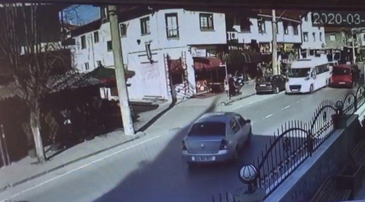 Kaza yapan servis şoförüne tekme ve yumrukla saldırdı