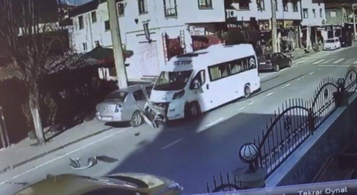 Kaza yapan servis şoförüne tekme ve yumrukla saldırdı