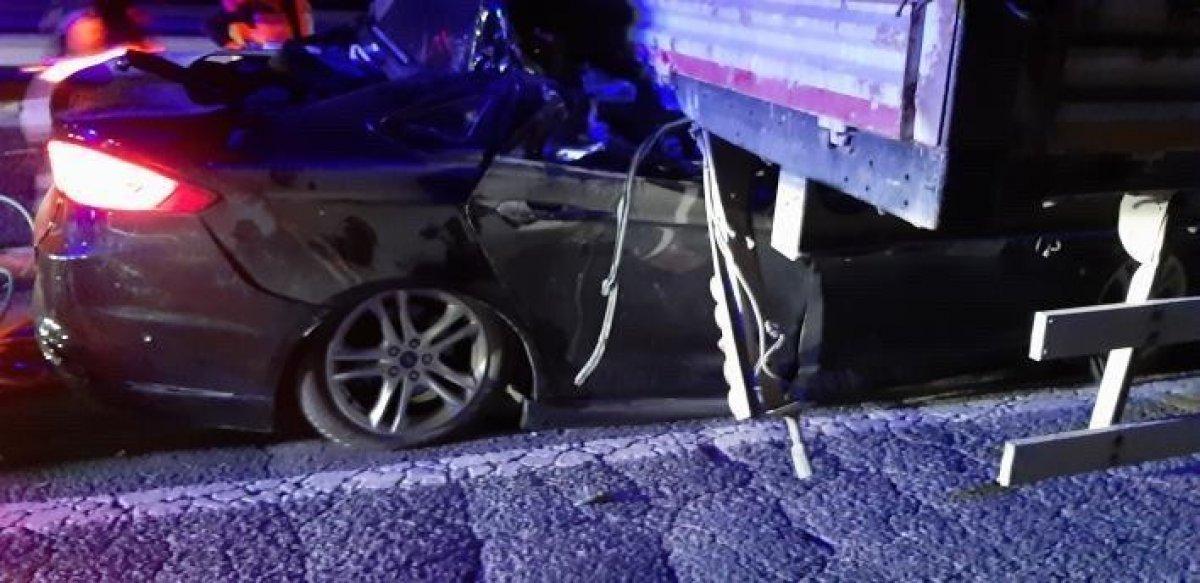 Ankara'da otomobil tıra arkadan çarptı: 2 ölü