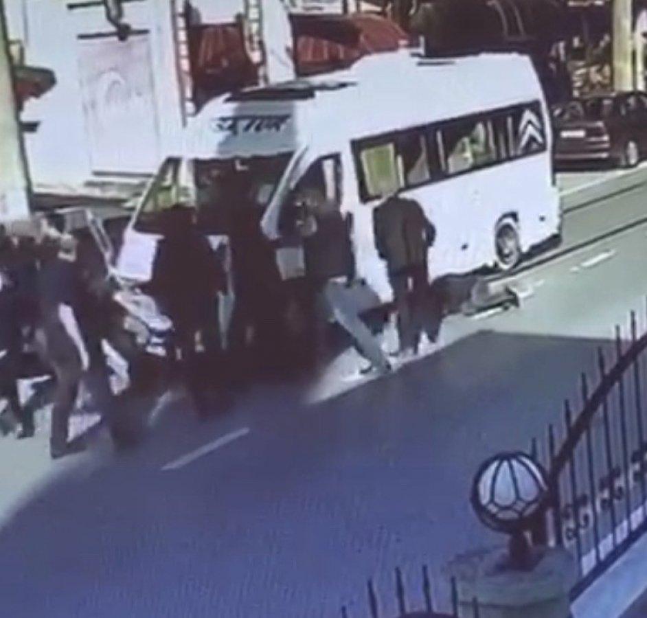 Kaza yapan servis şoförüne tekme ve yumrukla saldırdı