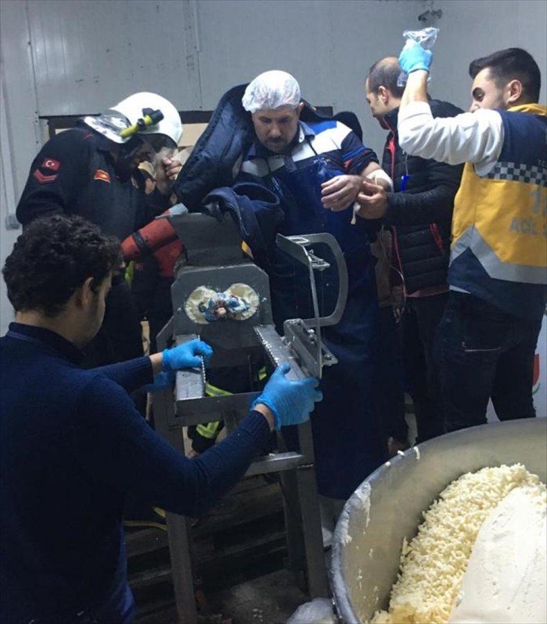 Elini paketleme makinasına kaptırdı