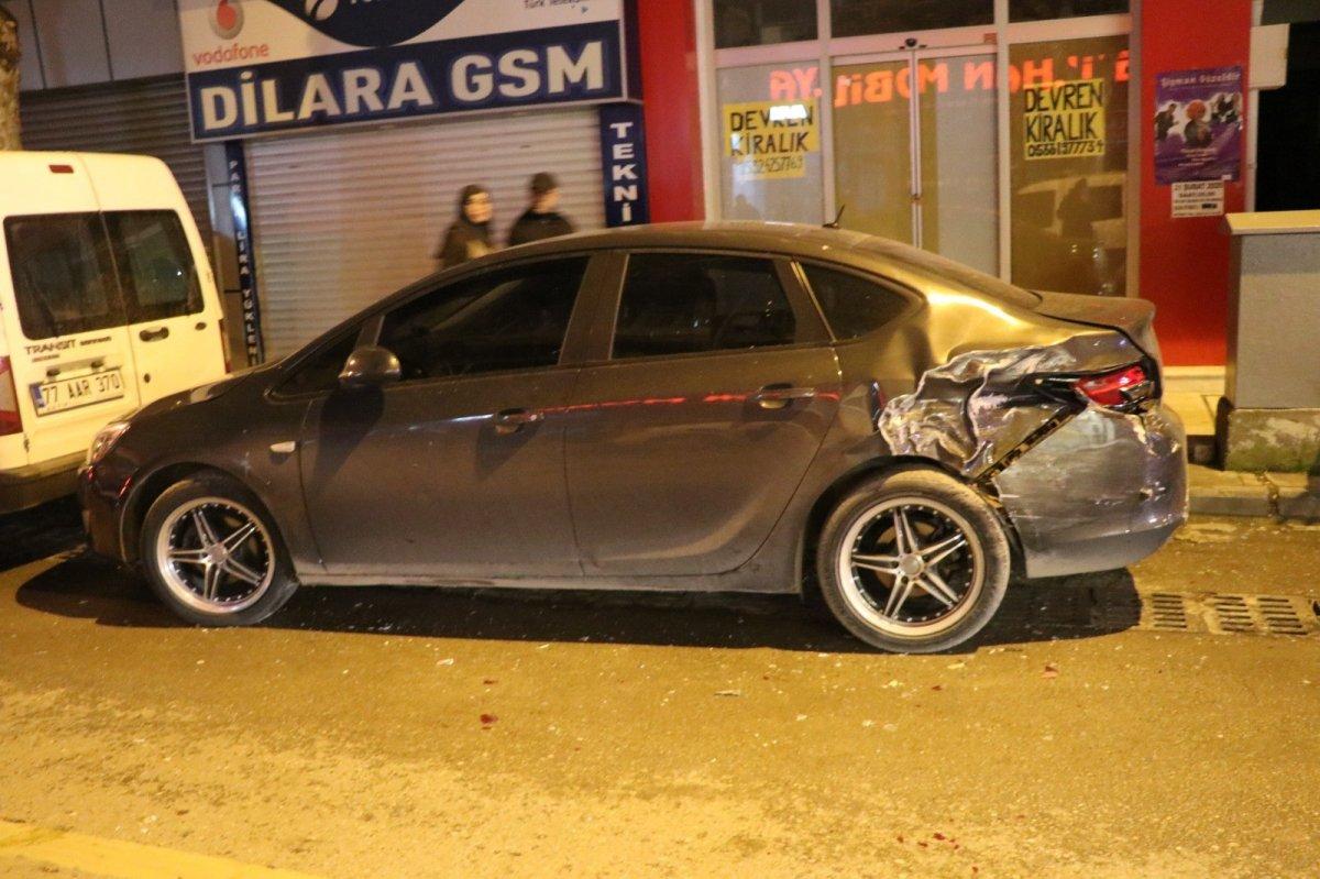 Alkollü sürücü bir araca çarptıktan sonra dükkana girdi