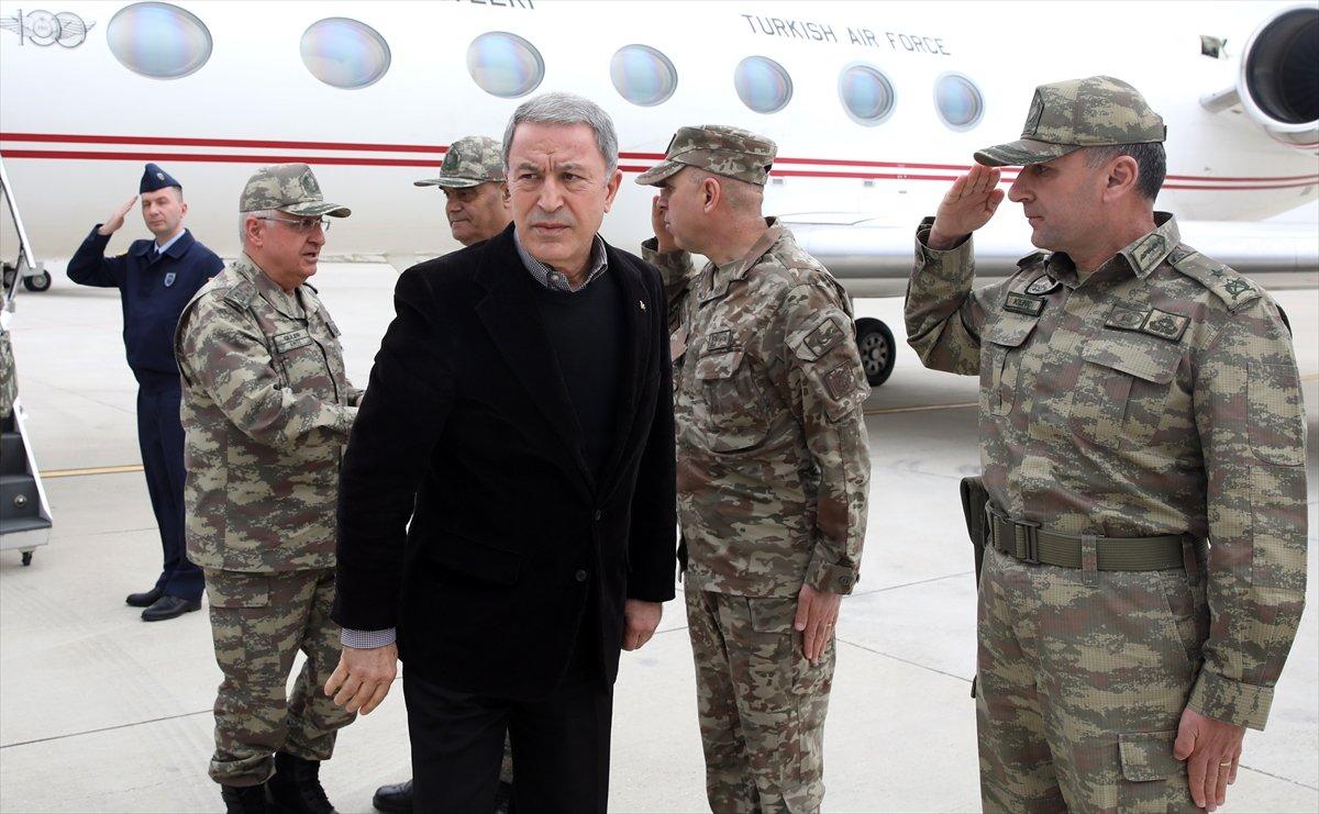 Bakan Akar ve komutanlar Suriye sınırında