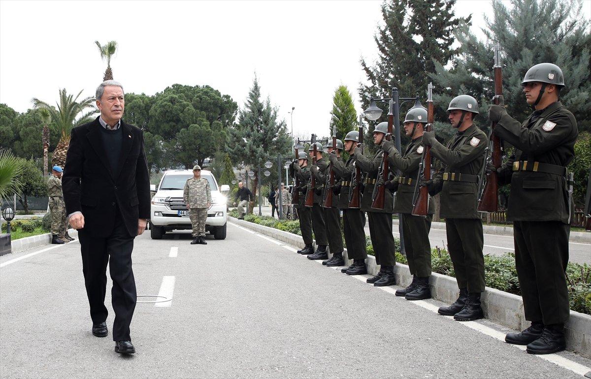 Bakan Akar ve komutanlar Suriye sınırında