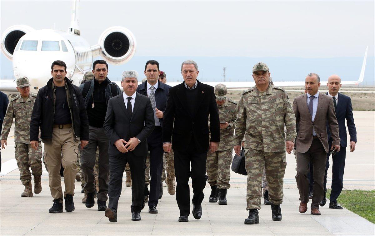 Bakan Akar ve komutanlar Suriye sınırında