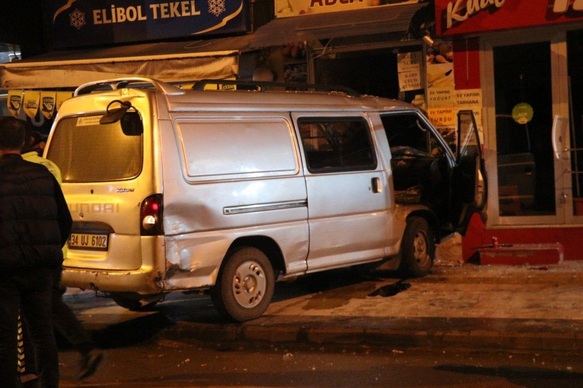 Alkollü sürücü bir araca çarptıktan sonra dükkana girdi
