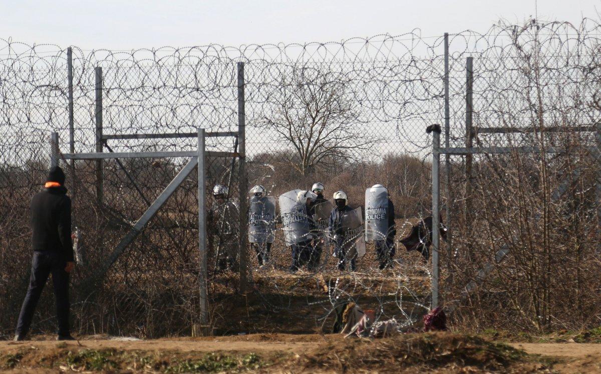 Yunan polisinin göz yaşartıcı bomba stokları bitiyor