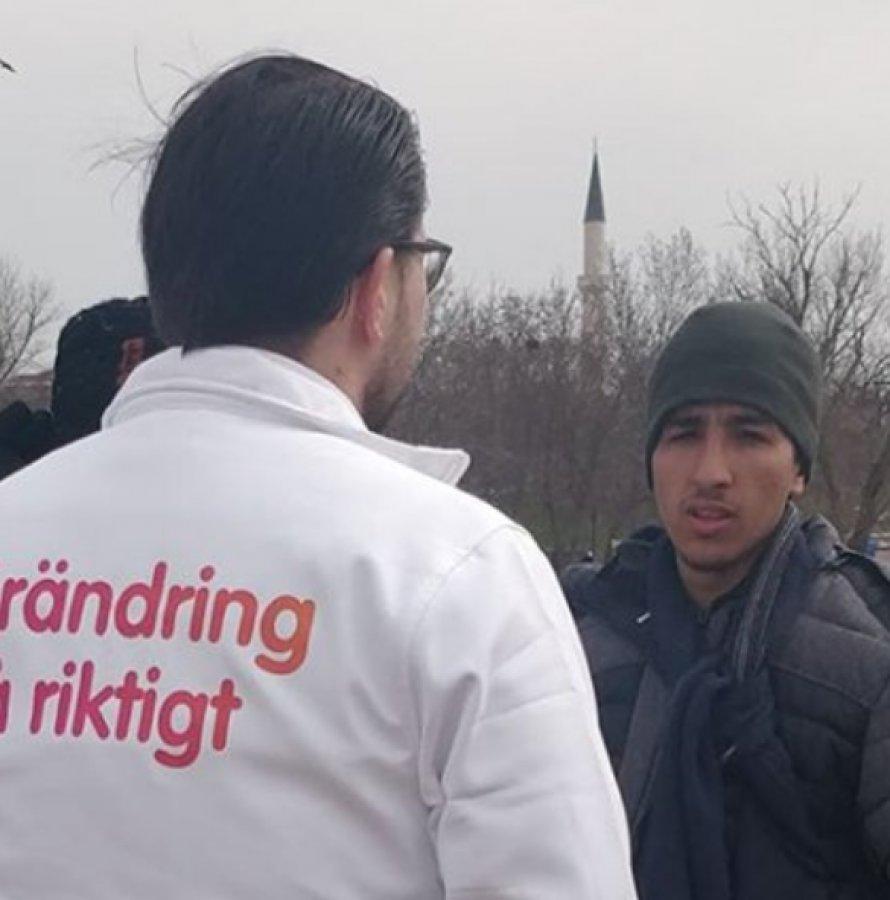 Sığınmacılara bildiri dağıtan İsveçli sınır dışı edildi