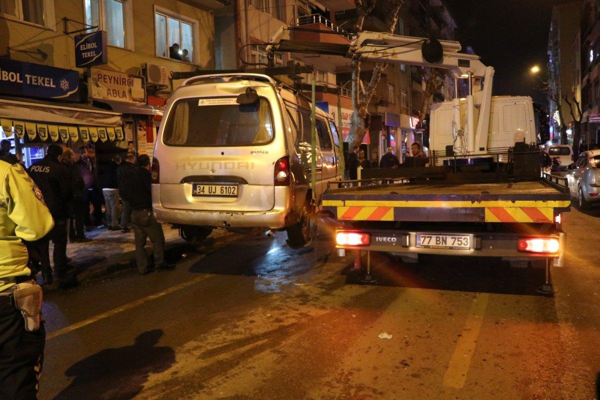 Alkollü sürücü bir araca çarptıktan sonra dükkana girdi