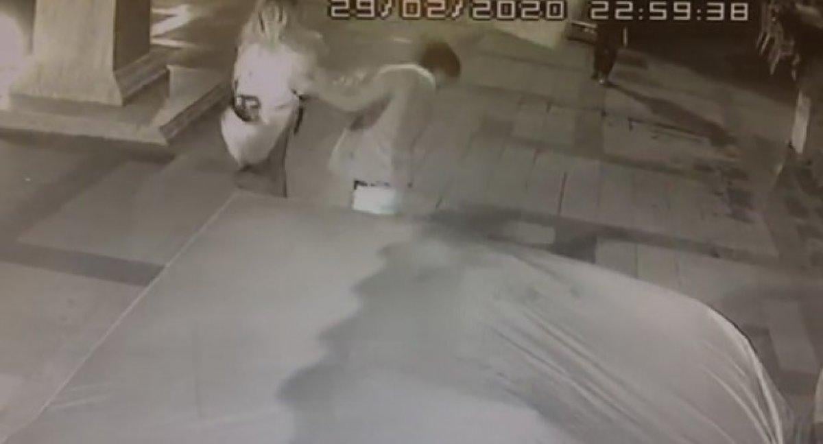 Sokak ortasında kadından erkeğe şiddet kamerada