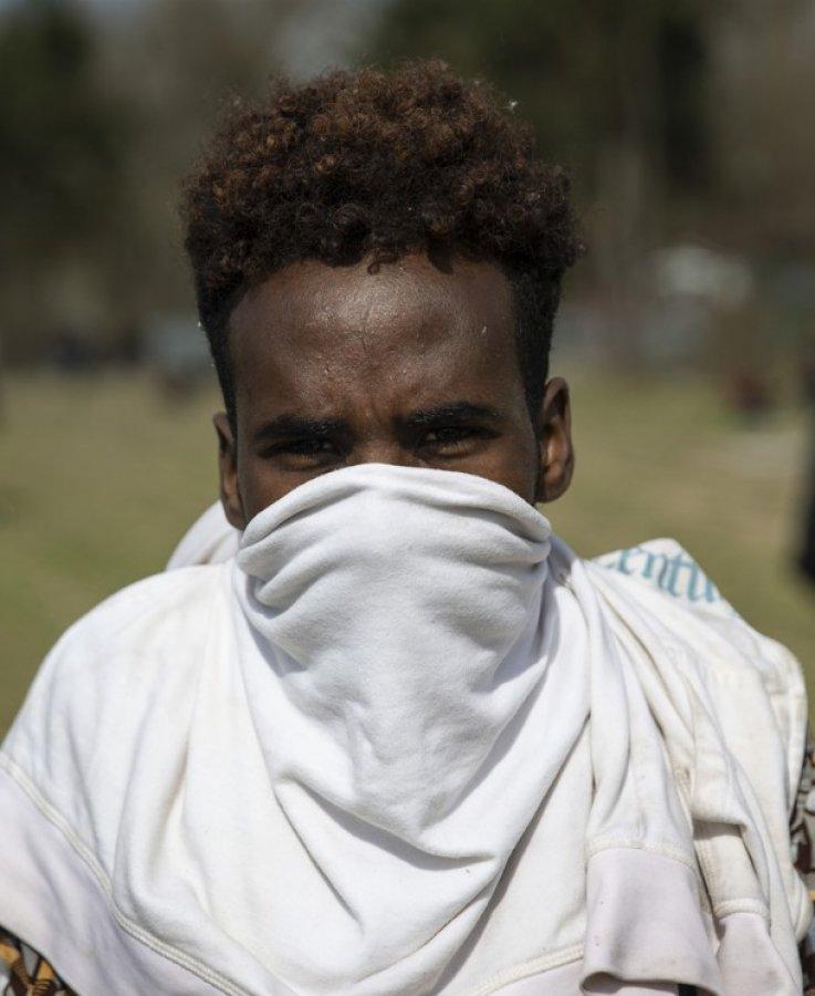 Mültecilerden gaz bombasına karşı pet şişeden önlem