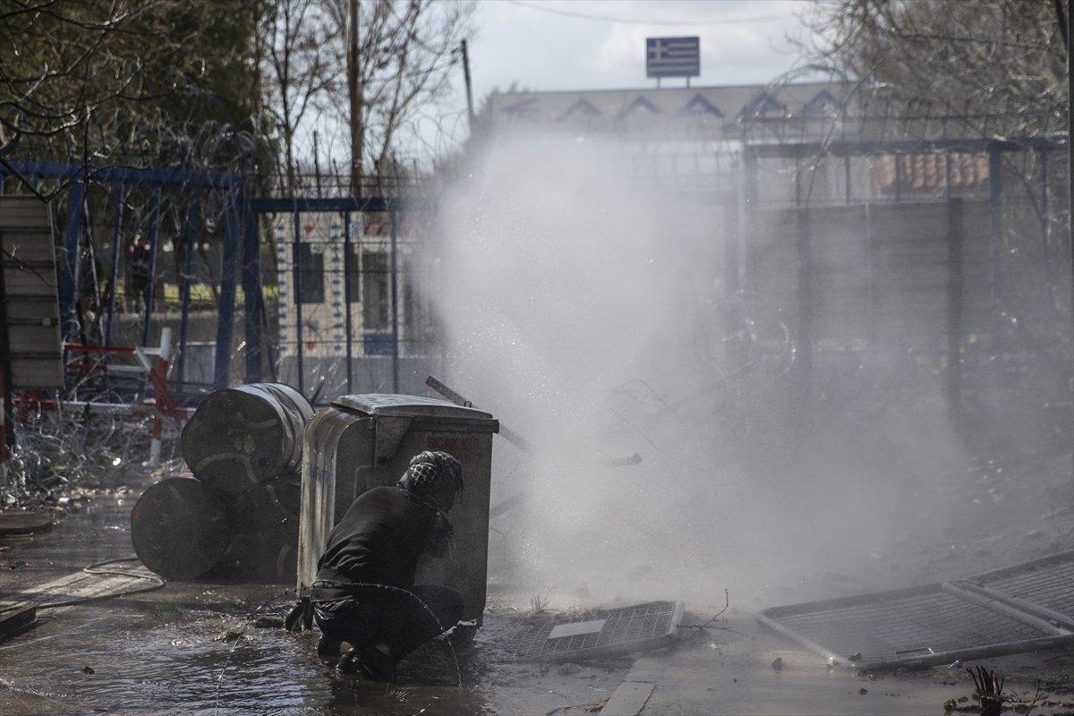 Mültecilerden gaz bombasına karşı pet şişeden önlem