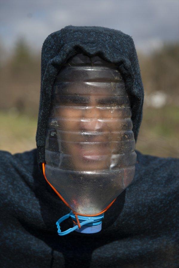 Mültecilerden gaz bombasına karşı pet şişeden önlem