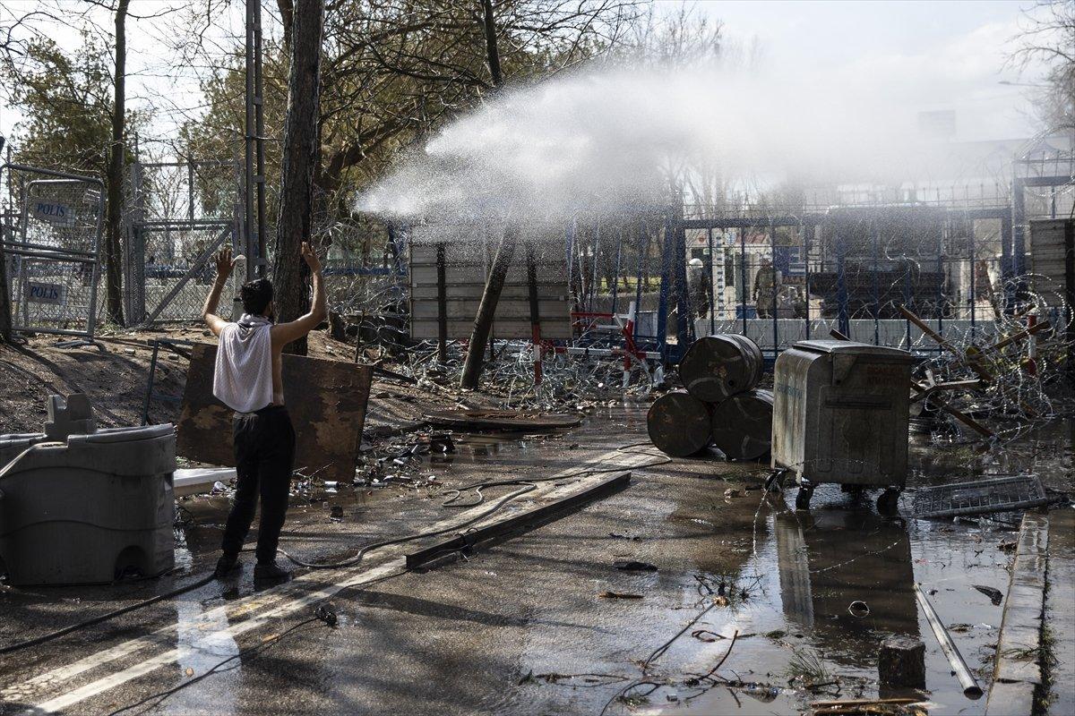 Mültecilerden gaz bombasına karşı pet şişeden önlem