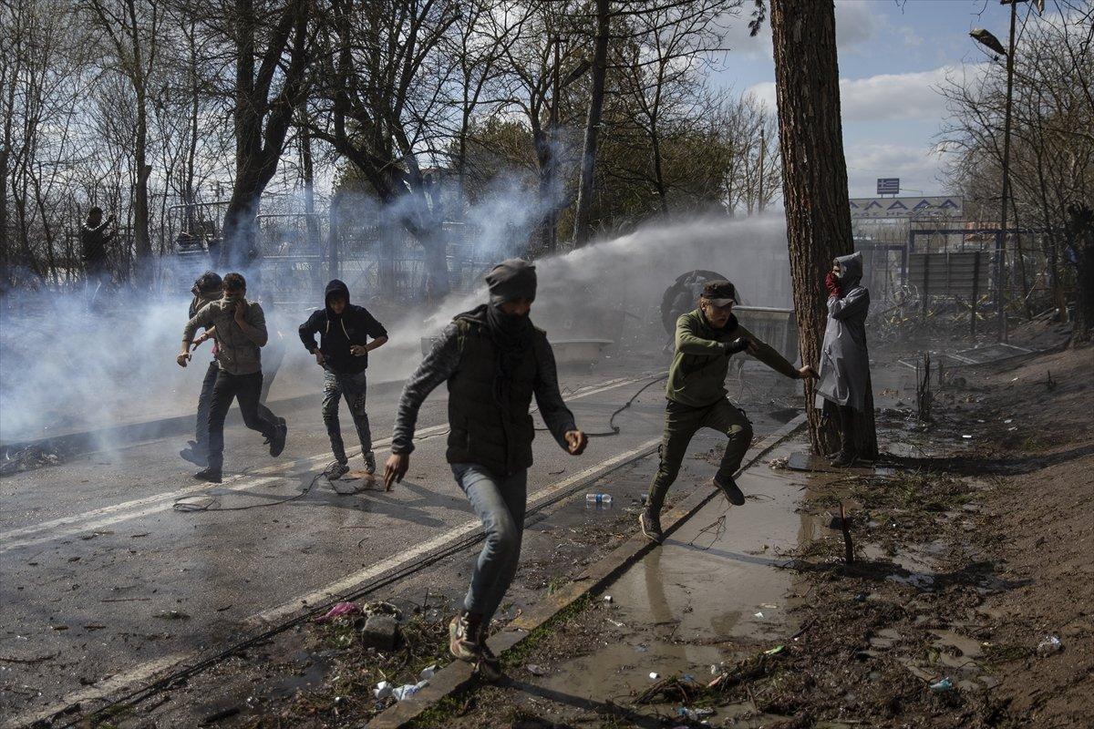 Mültecilerden gaz bombasına karşı pet şişeden önlem