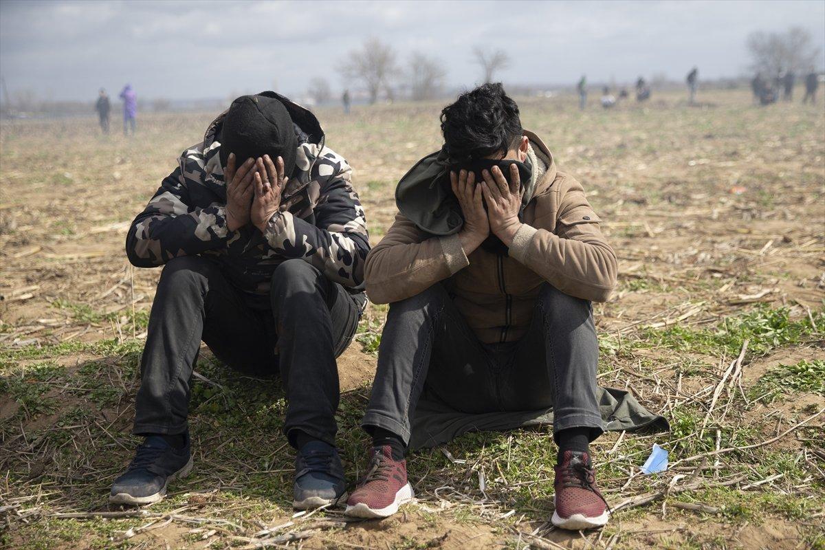 Mültecilerden gaz bombasına karşı pet şişeden önlem