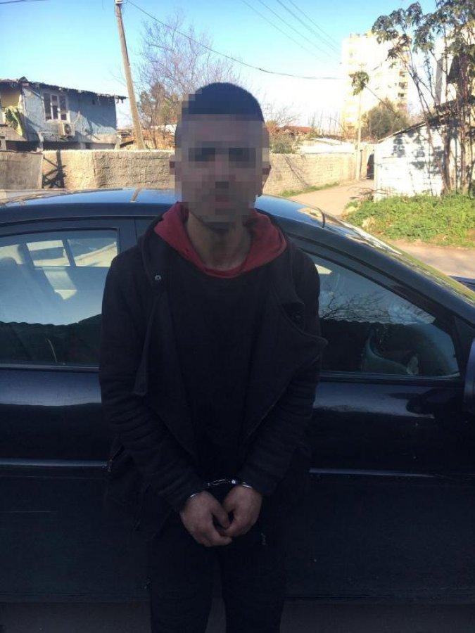 Kamerayı gören hırsız, yüzünü eliyle kapatmaya çalıştı