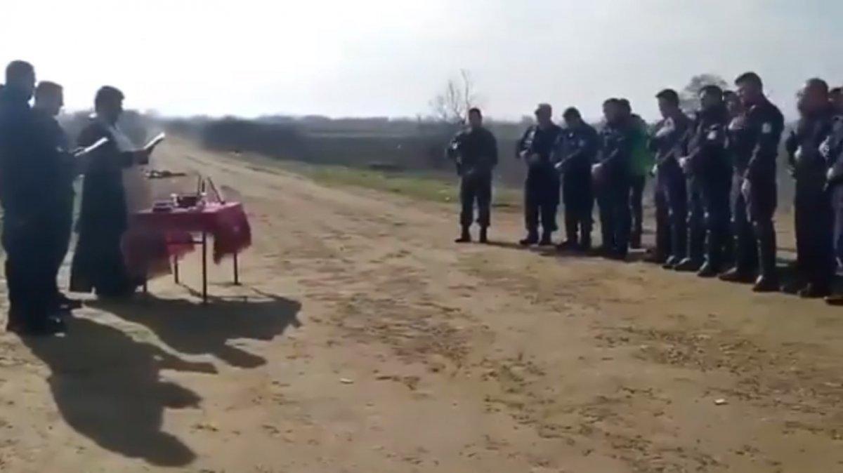 Sınıra gelen papaz Yunan polisini kutsadı