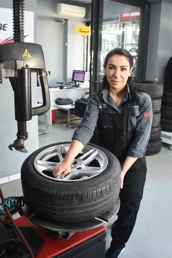 İzmir'de oto lastikçi ustası olan Tuğçe işini aşkla yapıyor