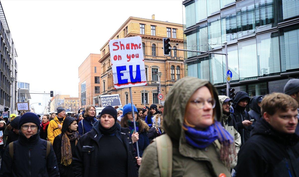 Almanya'da binlerce kişi, sığınmacılar için yürüdü