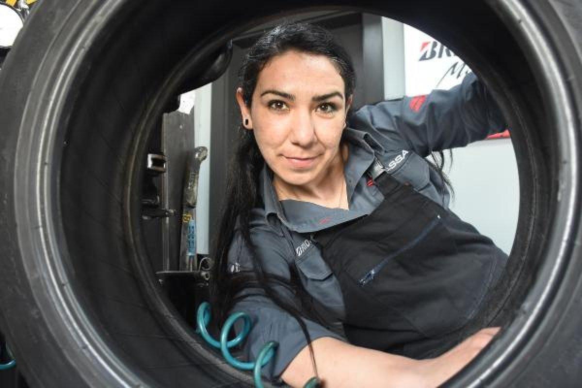 İzmir'de oto lastikçi ustası olan Tuğçe işini aşkla yapıyor
