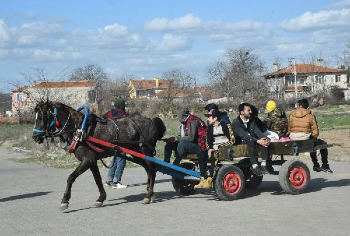 Mültecilerin at arabalarıyla market alışverişi
