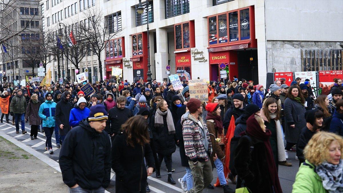Almanya'da binlerce kişi, sığınmacılar için yürüdü