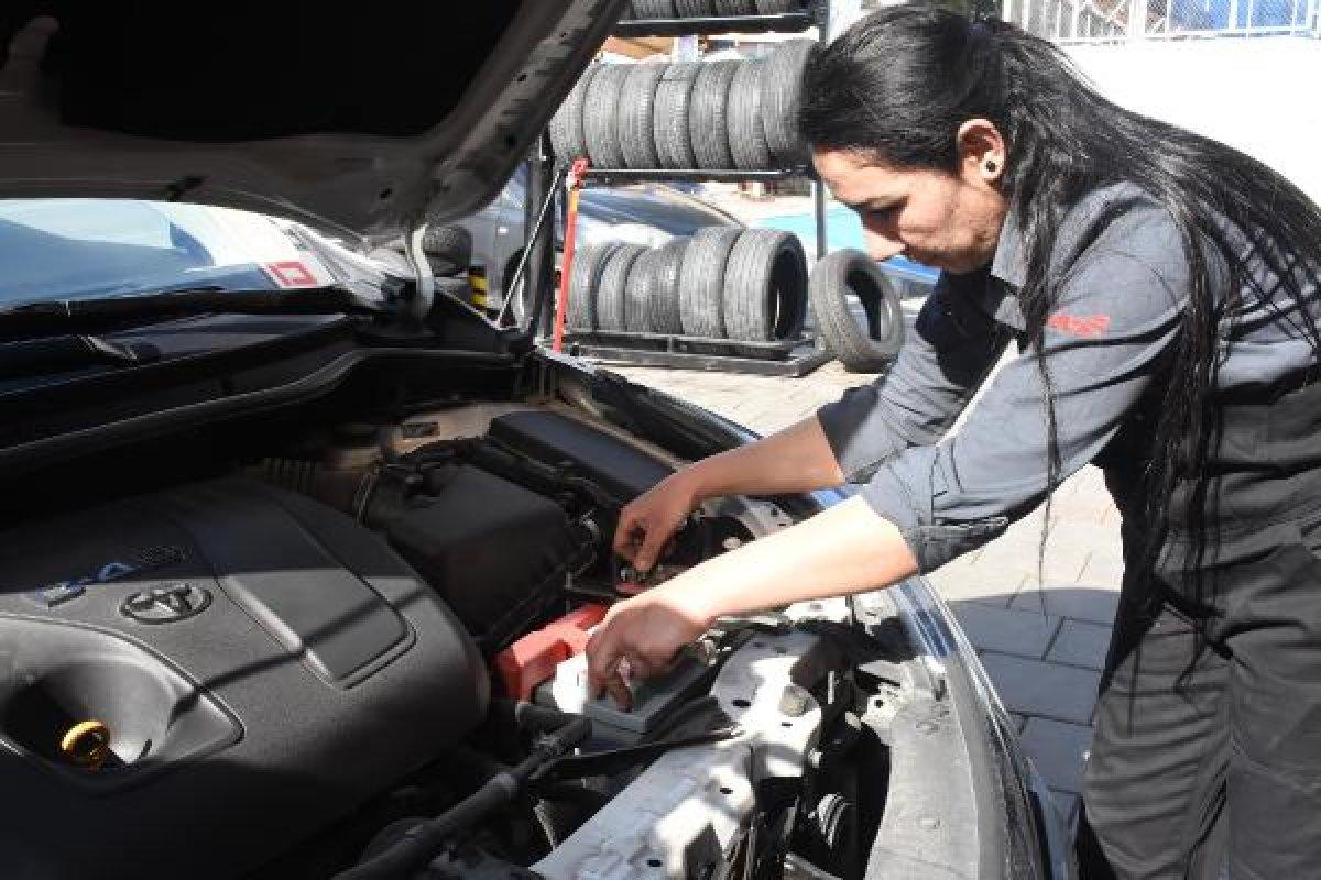 İzmir'de oto lastikçi ustası olan Tuğçe işini aşkla yapıyor