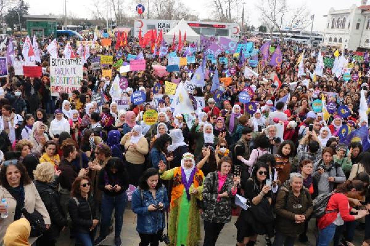 Kadınlar, Dünya Kadınlar Günü için Kadıköy'de toplandı