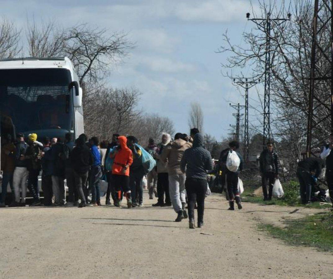 Mültecilerin at arabalarıyla market alışverişi