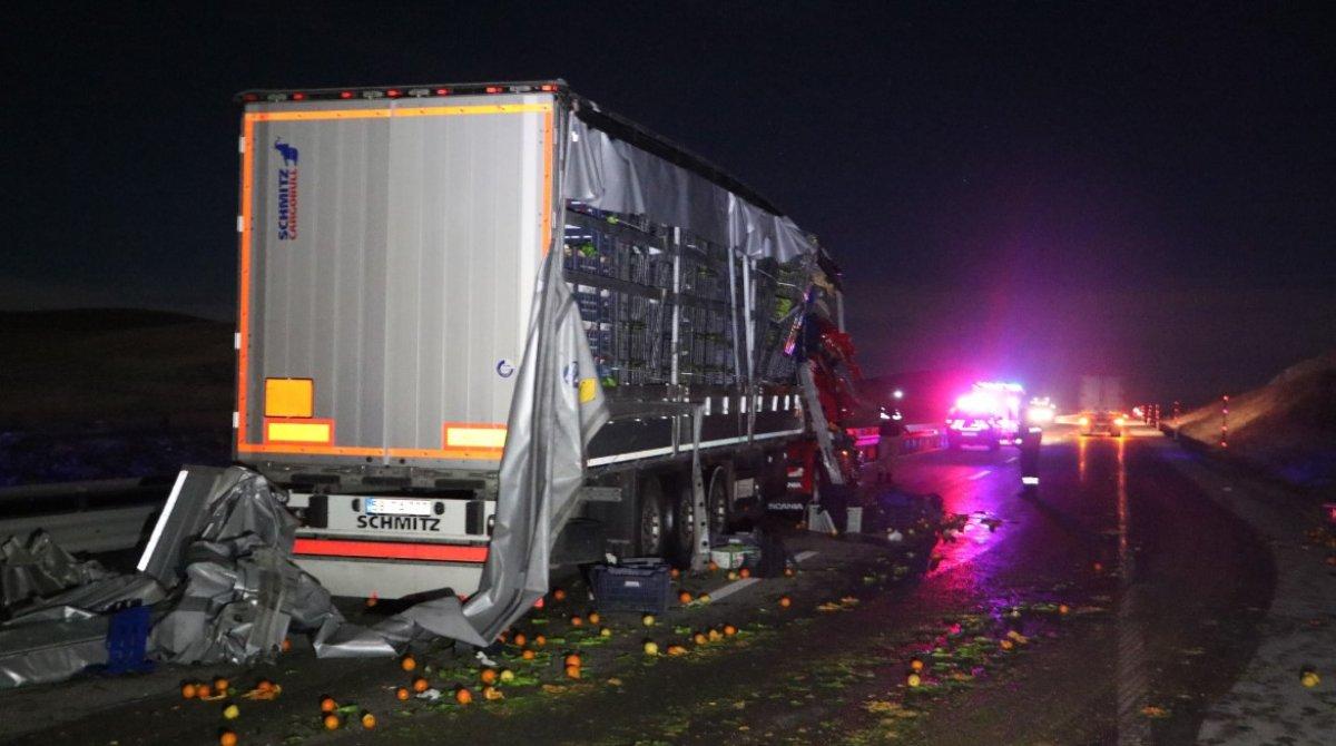 Hurdaya dönen tırdan sürücü sağ çıktı