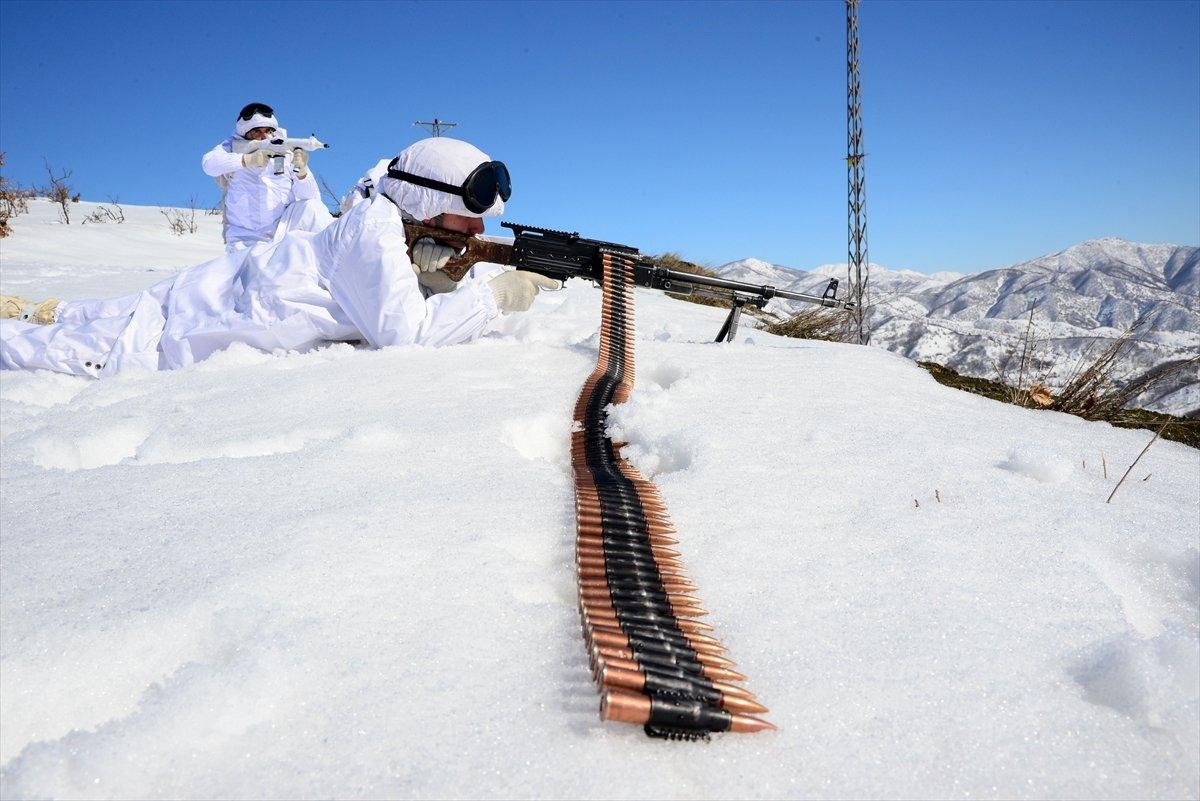 JÖH'lerden karlı tepelerde vatan nöbeti