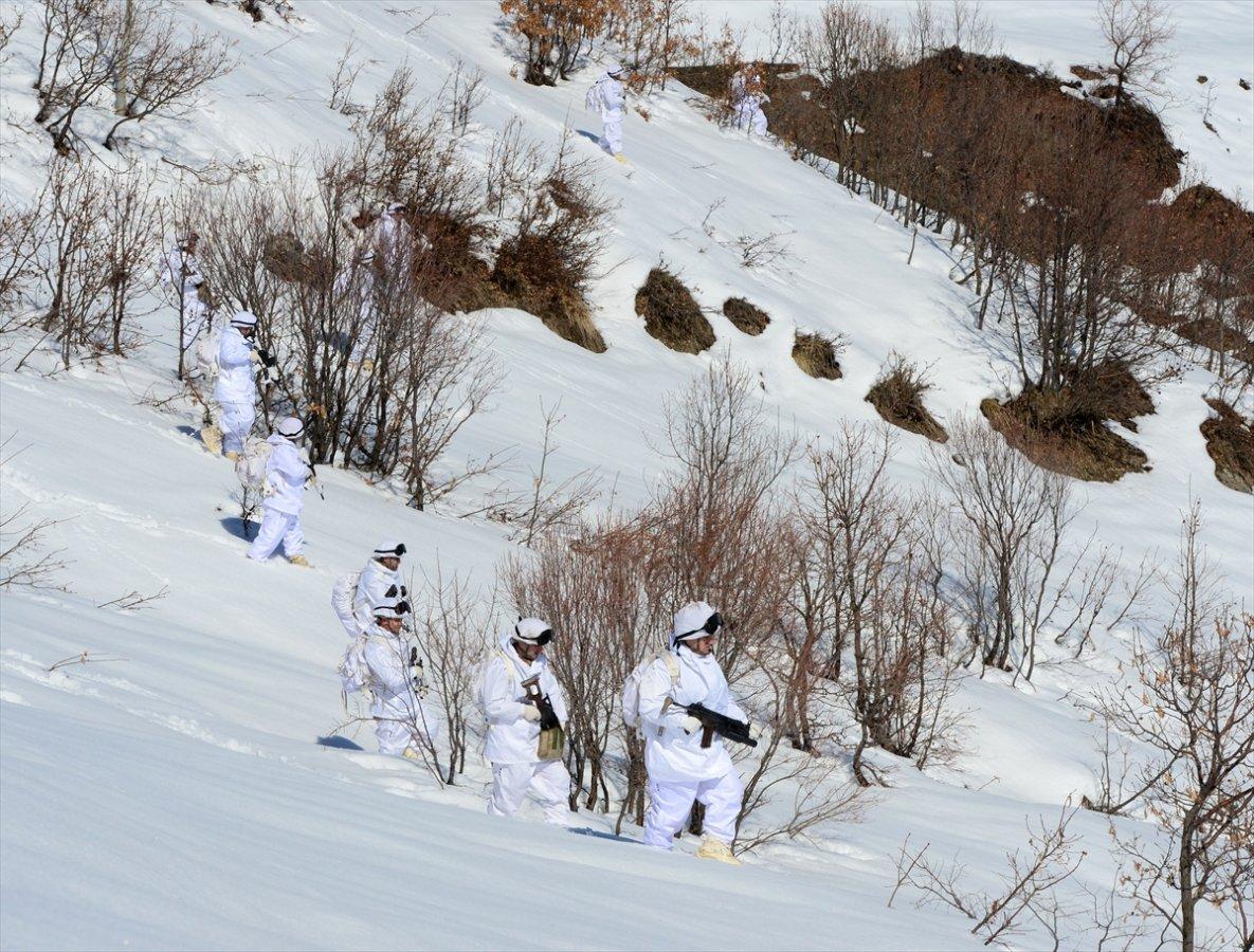 JÖH'lerden karlı tepelerde vatan nöbeti