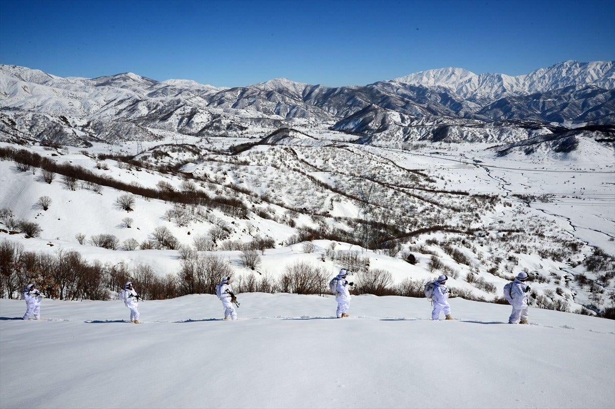 JÖH'lerden karlı tepelerde vatan nöbeti