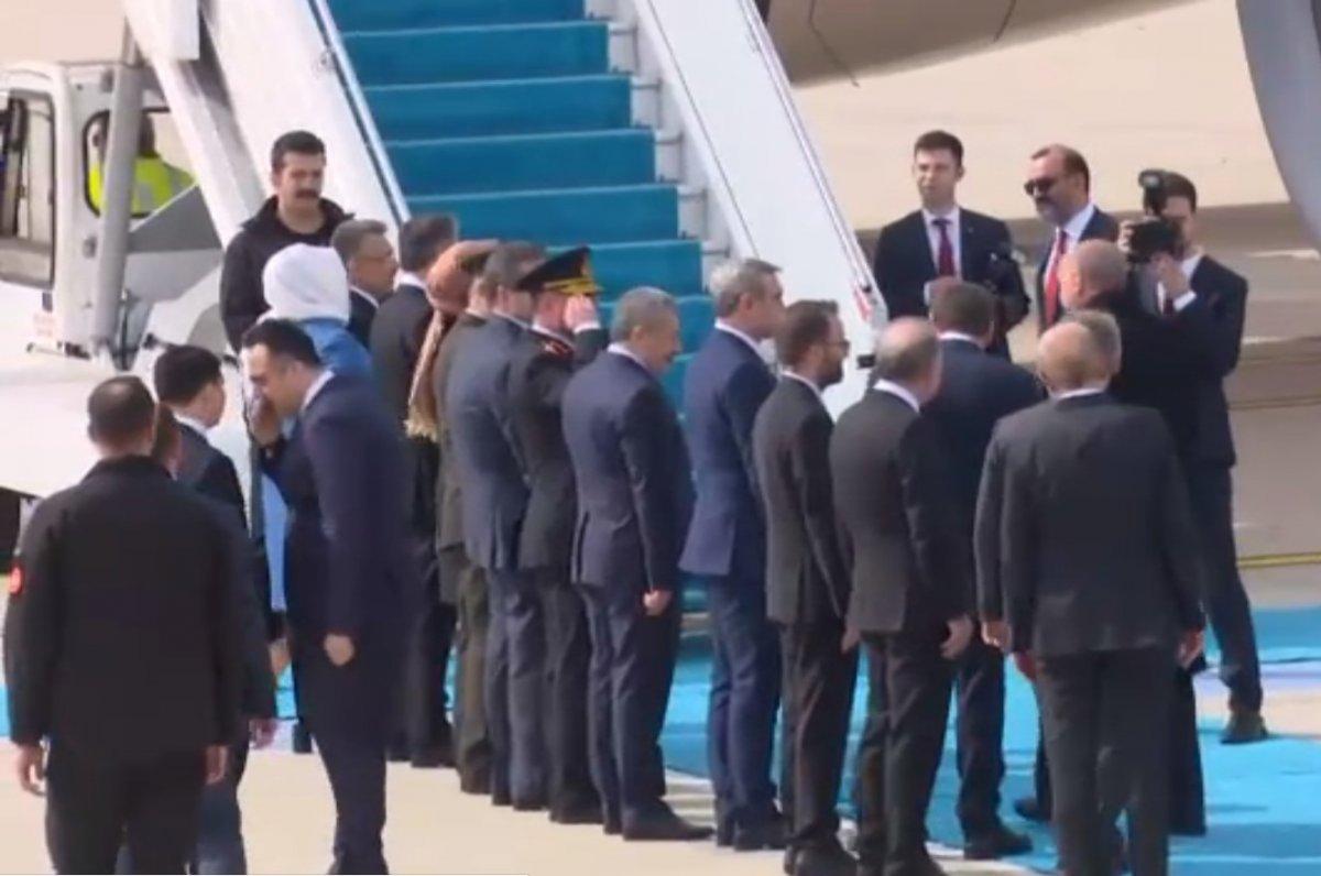 Cumhurbaşkanı Erdoğan, kimseyle tokalaşmadı